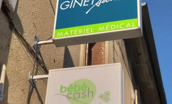 Chez GINET SANTE  à ROMANS SUR ISERE vitrine avec des produits consommables , Romans-sur-Isère, Ginet Santé - Bébé Cash